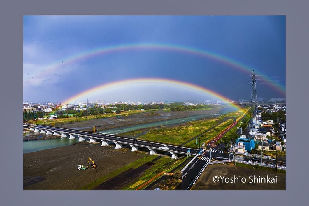 二重の虹がかかる多摩川